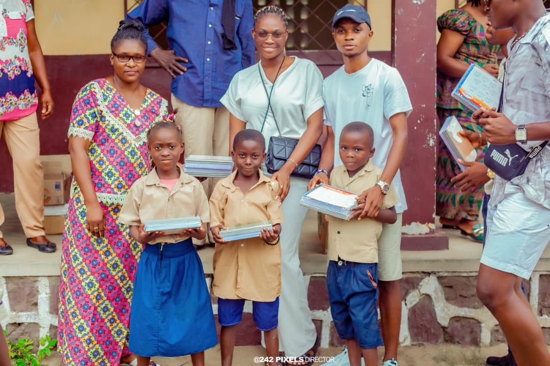 Distribution de dons aux enfants